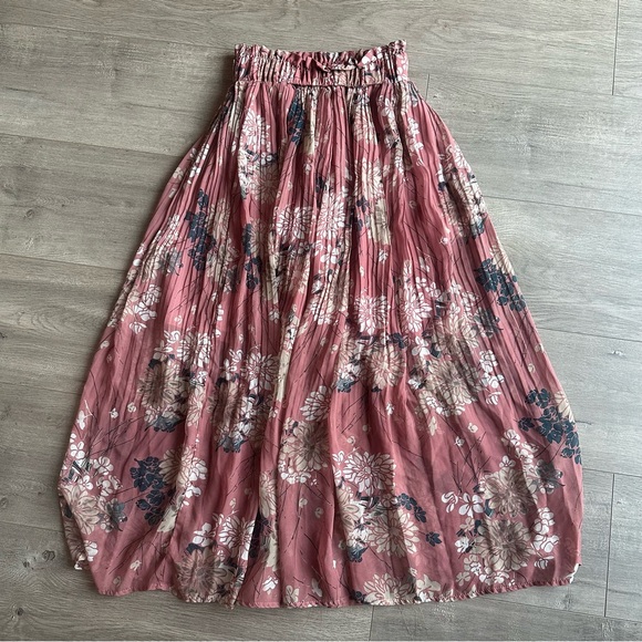 Selfie Leslie Dresses & Skirts - EUC Selfie Leslie Caroline Accordion Pleat Midi Skirt Rose - size XS